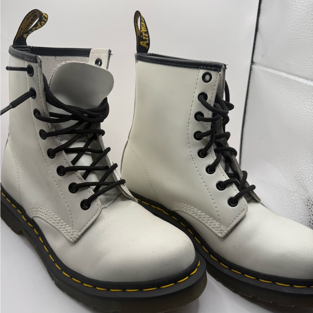 Stunning WM sz 9 Dr. Martens White Leather Lace-Up Boots with Black Accents